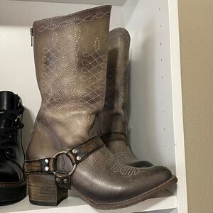 FREEBIRD boots Brown size 6